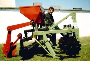 Geschäftsführer mit Maschine 1996